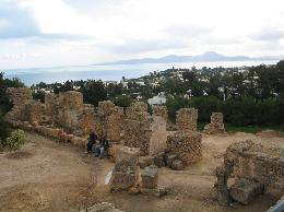 <비르사 언덕의 로마 유적과 튀니스 전경>